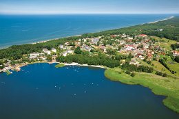 Vom westen aus sehen Sie den zwischen Bukower See und Ostsee gelegenen Badeort Dabki, ehemals Neuwasser