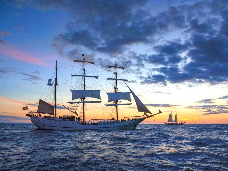Traditionssegelschiff auf der Ostsee in der AbenddämmerungFestival of sails an der polnischen Ostsee