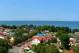 Blick vom Leuchtturm von Jaroslawiec auf den Ortskern, im Hintergrund die Ostsee