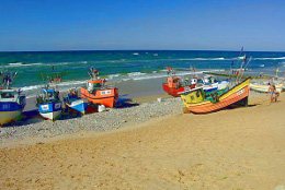 Sie sehen Fischerboote am Strand von Jaroslawiec, dem ehemaligen Jershöft