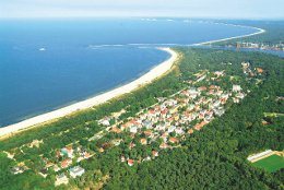 Das Seebad Swinemünde an der polnischen Ostseeküste aus der Luft gesegen