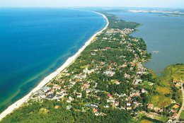 Das Seebad Mielno an der polnischen Ostsee liegt zwischen dem Jamunder see und der Ostsee. Auf diesem Luftbild ist die fast Inselartige Lage zu erkennen