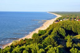 Sie sehen vom leuchtturm von niechorze auf den Ortskern und die Ostseeküste bis nach Pogorzelica