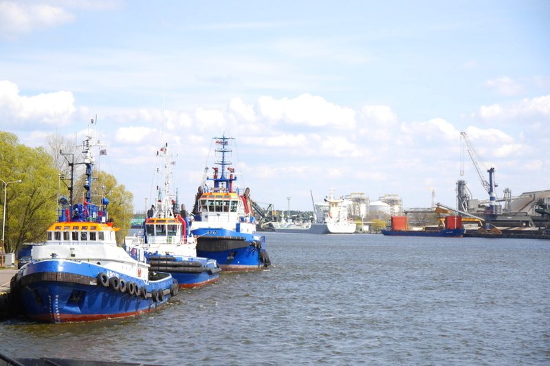 Sie sehen Schlepper im Hafen von Swinemünde