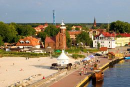 An der Hafeneinfahrt von ustka stehet ein Leuchtturm, diekt hier zweigt die Kurpromenade ab