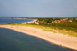 Sie sehen, wie schön ustka an der polnischen Ostseeküste liegt, mit breiten Sandstränden und einem Fischereihafen