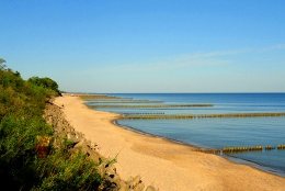 In Ustronie Morskie gibt es eine ca. 2o m hohe Steilküste und einen  breiten von Buhnen gesicherten Sandstrand