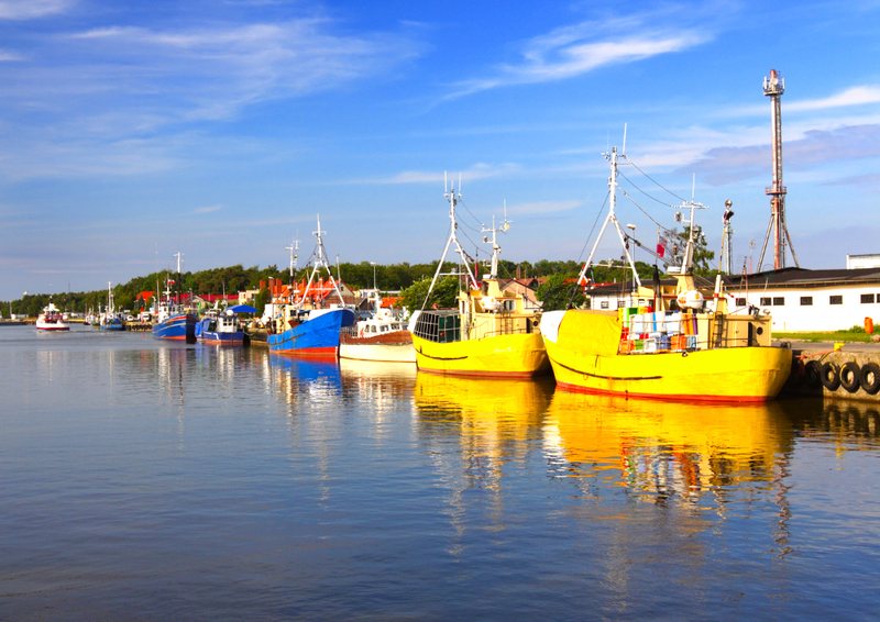 Sie sehen Fischerboote im Hafen von Leba (Foto: shutterstock_88653718)