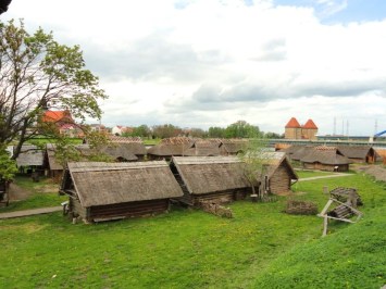 Sie sehen das Wikingerdorf in Wolin, in dem das Festival der Slawen und Wikinger stattfindet - an der polnischen Ostsee