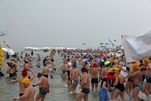 Sie sehen Eisbader in Mielno, in Polen Walrösser genannt