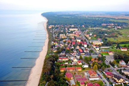 Sie sehen ein Luftbild des Badeortes Ustronie Morskie in Polen