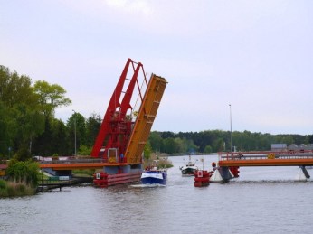 Sie sehen die Zugbrücke von Dievenow/Dziwnow