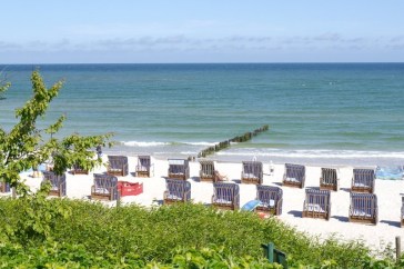 Sie sehen den Strand von Ustka mit Strandkörben