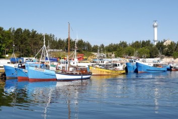 Sie sehen den Fischereihafen von Ustka und das Leuchtfeuer auf der westlichen Stolpe-Seite