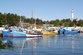 Sie sehen Fischerboote im Fischereihafen von Ustka