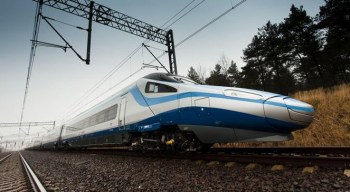 Sie sehen einen Pendolino-Zug der polnischen Staatsbahn PKP