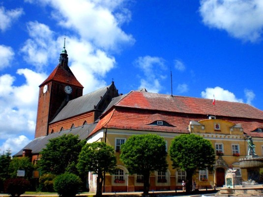 Markt mit Rathaus und Fischerbrunnen in Darlowo