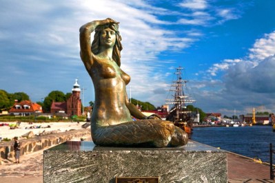 Sie sehen die Meerjungfrau am Hafen von Ustka